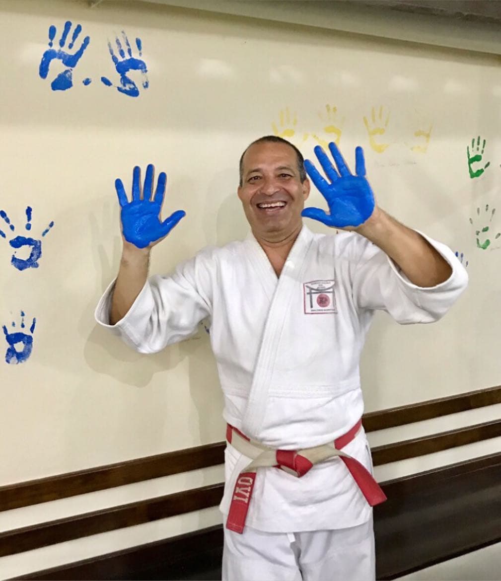 Sensei Ivo Nascimento com as mãos pintadas de azul